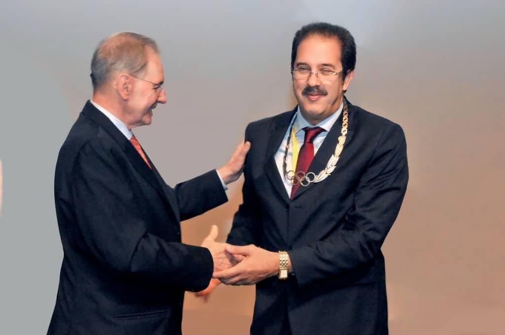 Mustapha Berraf recevant l'Ordre olympique du Président du CIO Jacques Rogge