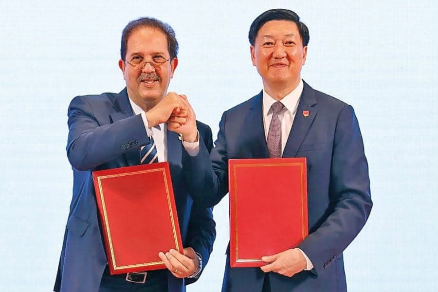 Mustapha Berraf et Gao Zhidan, Président du Comité Olympique Chinois, lors de la signature de l'accord de coopération Chine–ACNOA