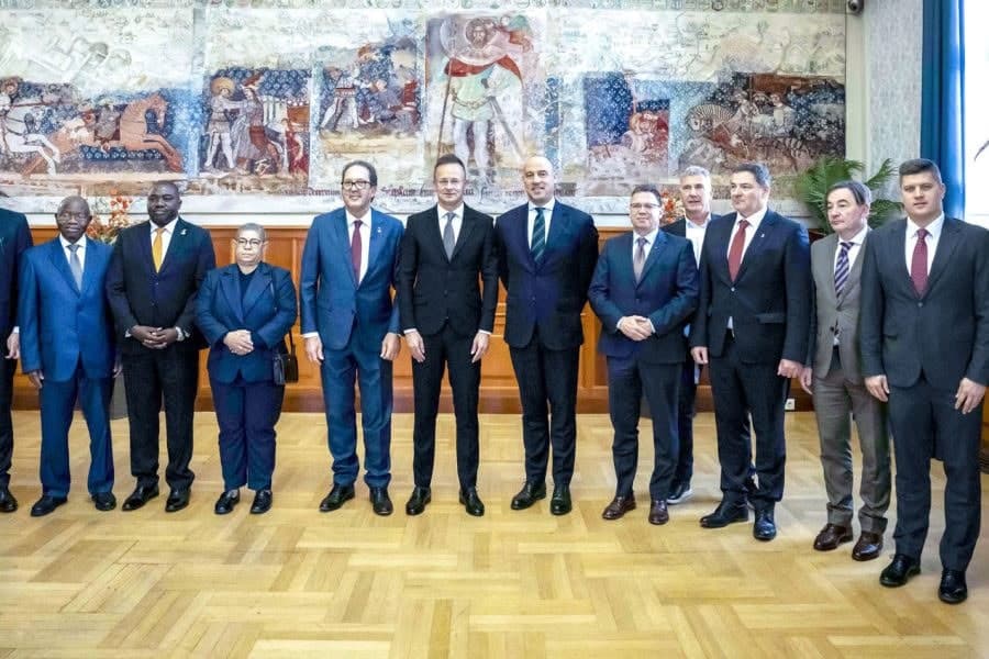 Mustapha Berraf et des dirigeants internationaux lors d'une rencontre officielle en Hongrie